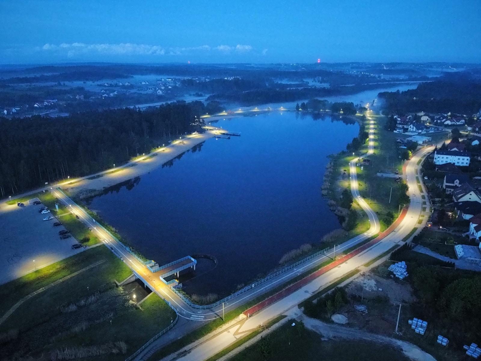 Zalew w Morawicy z lotu ptaka – miejsce spotkań morsów